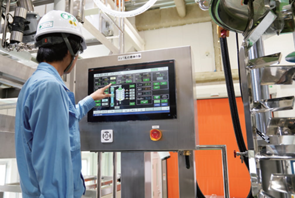 操作盤を操作する人の写真