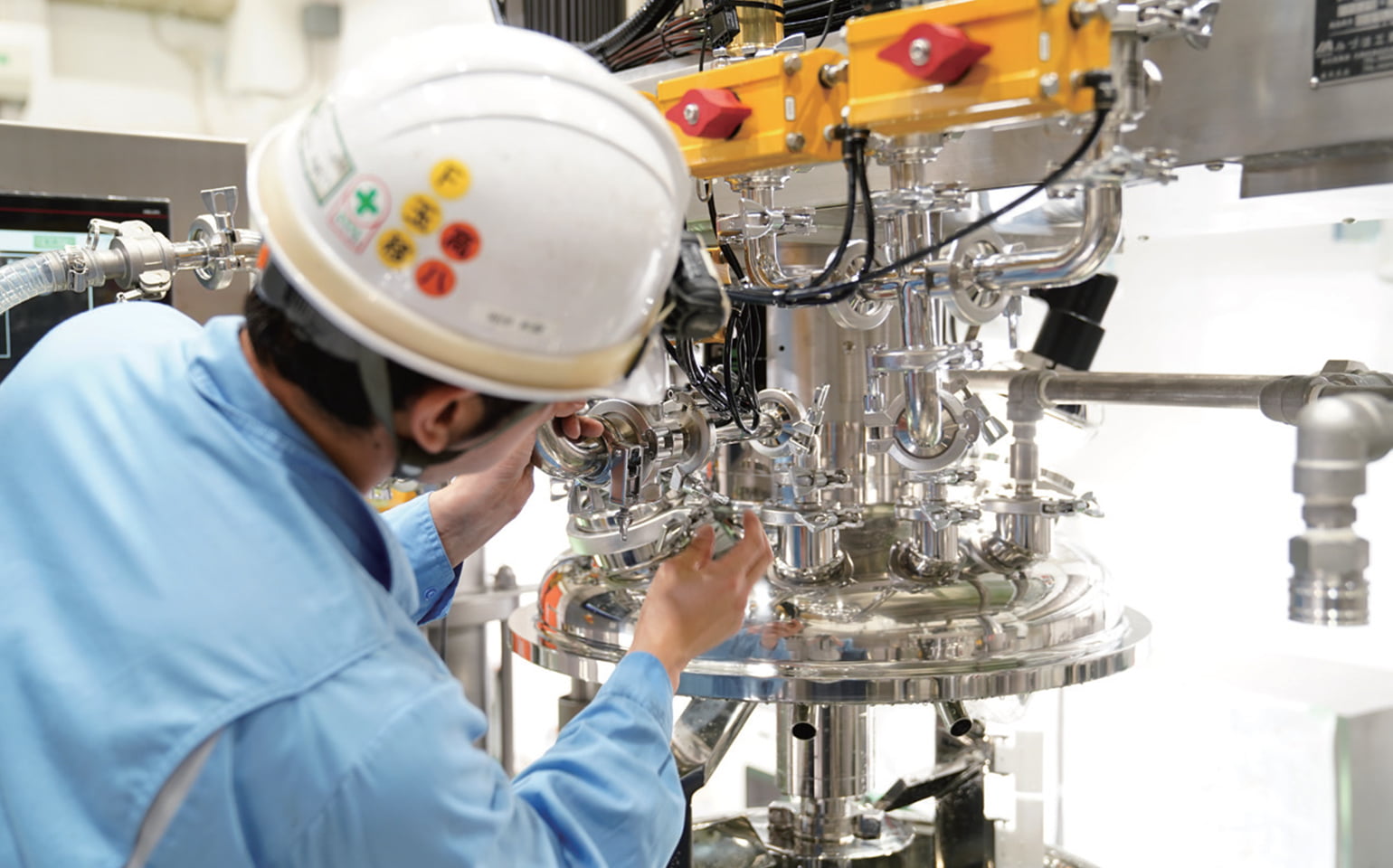 装置の整備をする人の写真